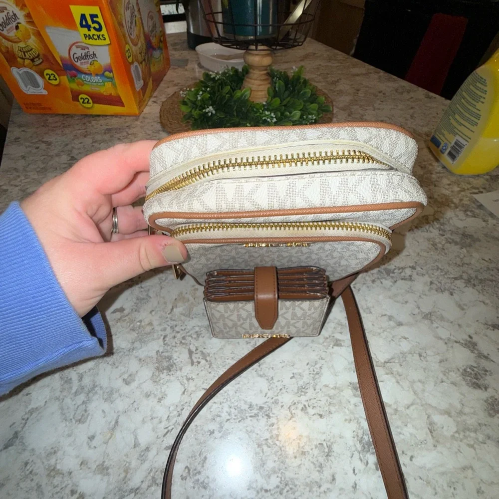Michael Kors crossbody with Cream and Tan Card Holder - Picture 7 of 16